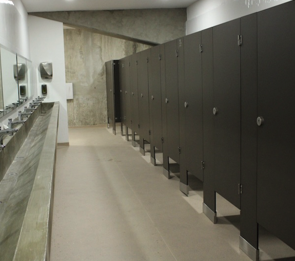 Mamparas y puertas de compacto fenolico